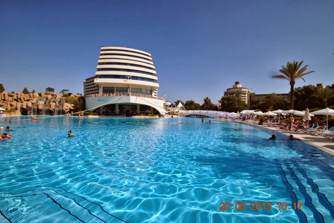 imagini hotel TITANIC LARA